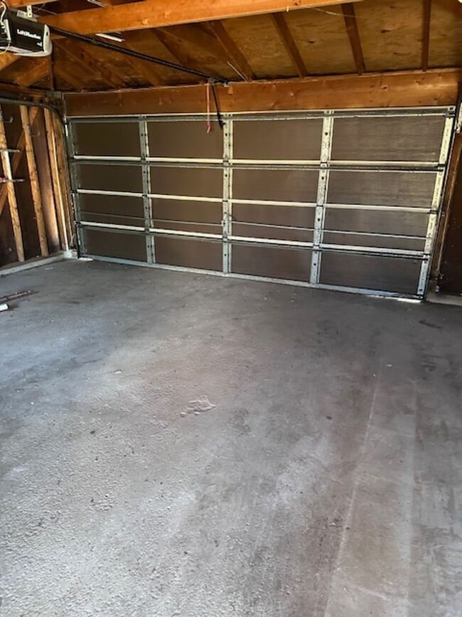 Building Photo - Garfield Ridge 4 Bedroom House