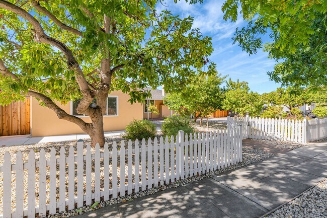 Building Photo - Beautifully Maintained 3-Bedroom Home l Hu...