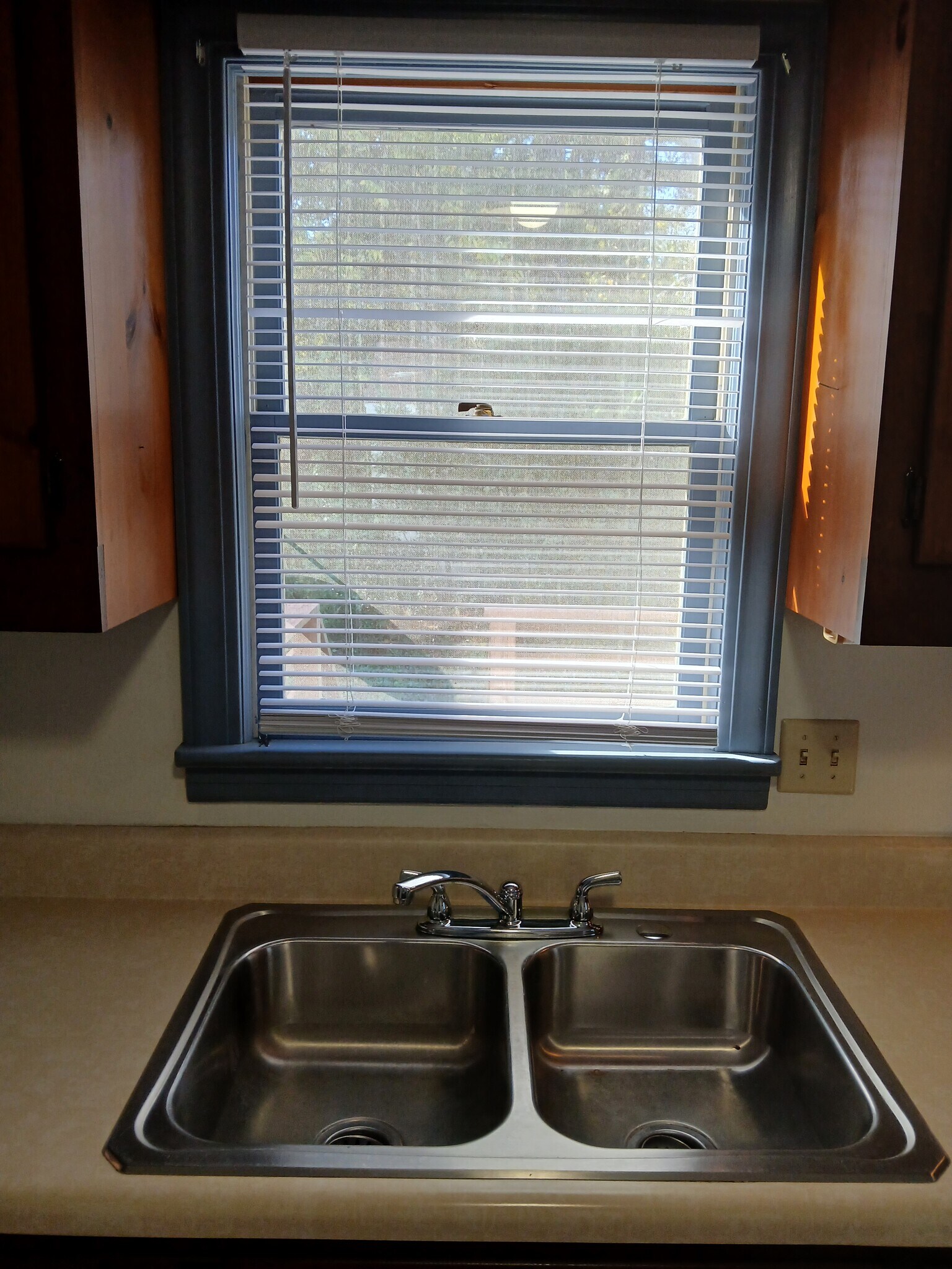 EZ touch cordless blinds - 703 Monroe St