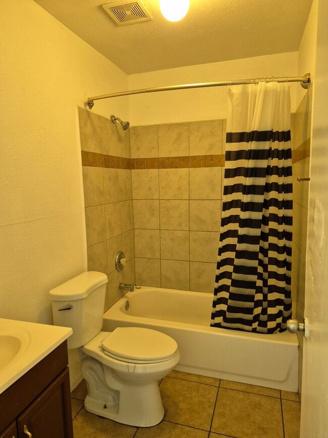 Building Photo - Refreshed 3 Bed/2 Bath Duplex