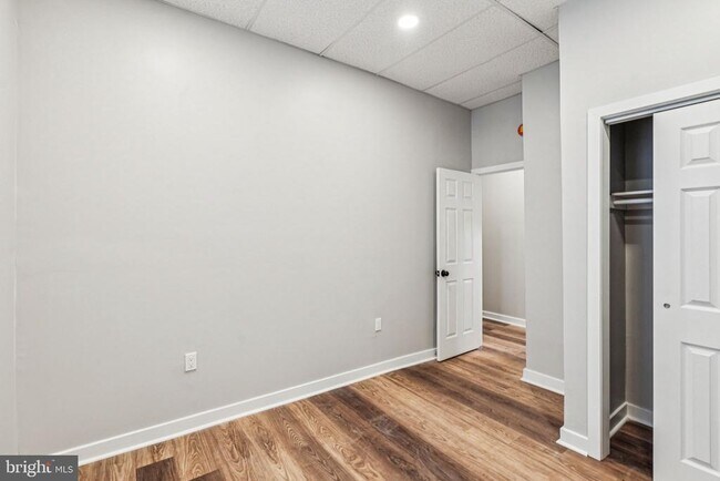 Building Photo - 2553 E Somerset St