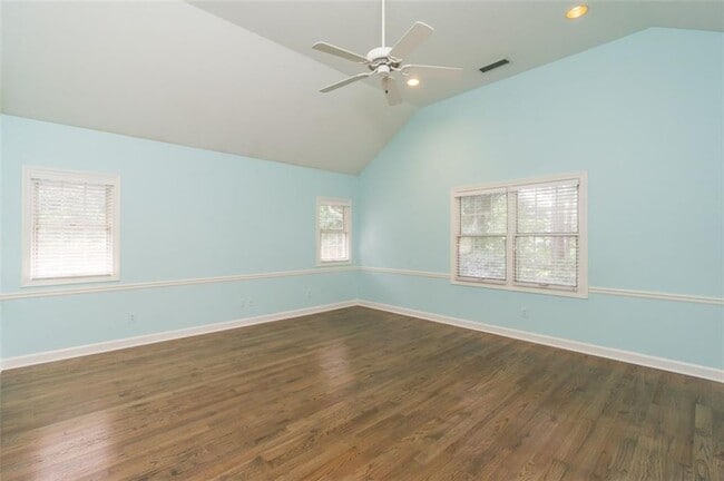 Building Photo - 565 River Chase Point