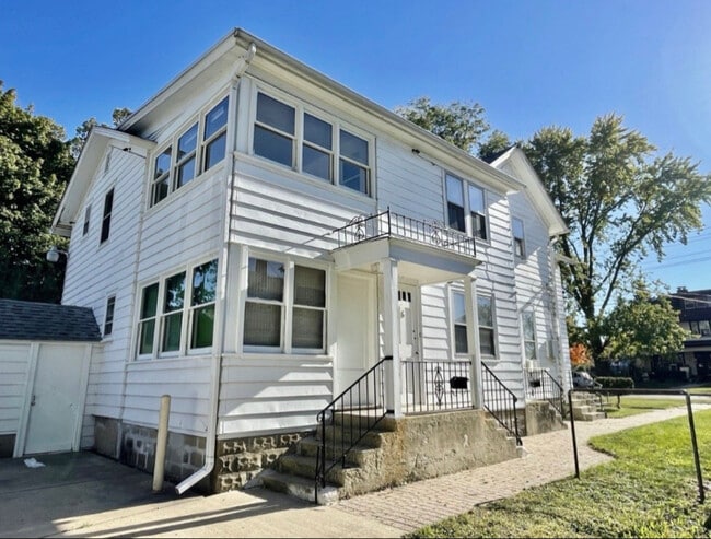 Building Photo - 426 E Benton St