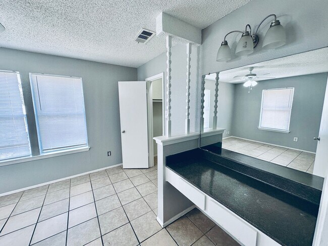 Building Photo - 5305 Woodland Oaks Ct