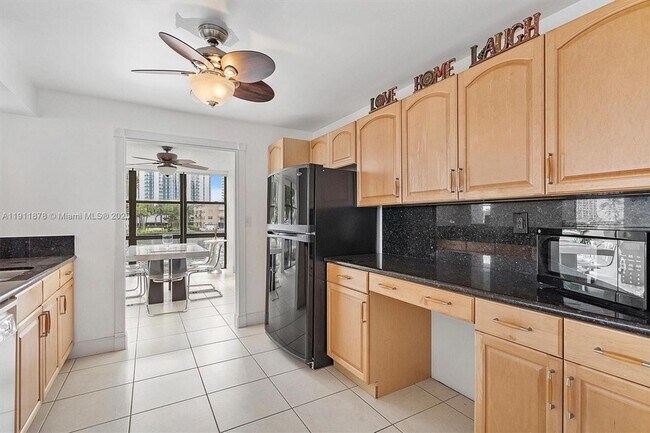 Building Photo - 1000 Parkview Dr