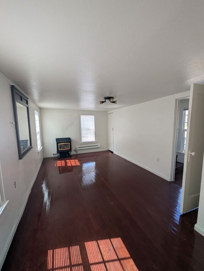 Building Photo - 2 Bedroom 1 Bath- Home