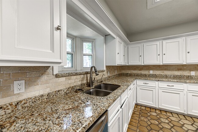 Building Photo - 102 Butlers Ct