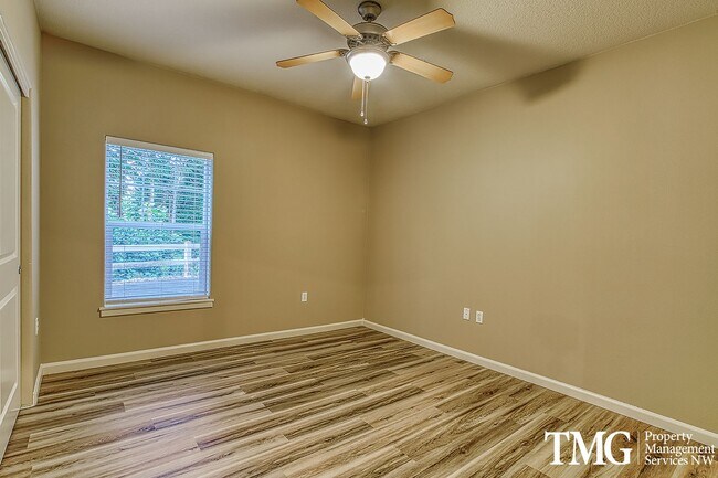 Building Photo - Beautiful 1br Condo in Sherwood. End unit ...