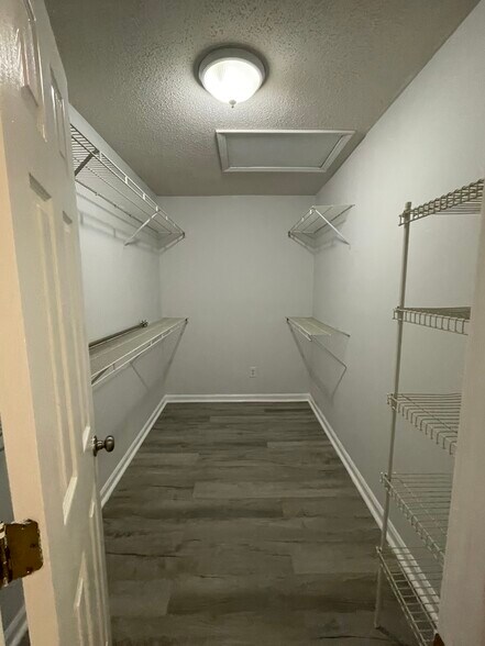 Master closet - 1811 Barberry Dr