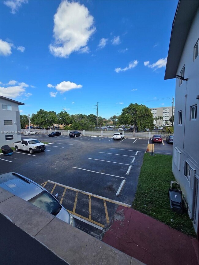 Building Photo - 120 Royal Palm Rd