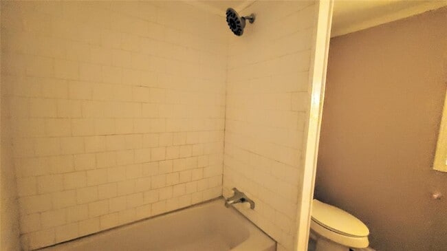 Building Photo - 918 Queenswood St
