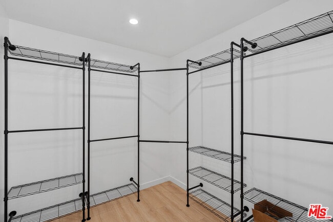 Building Photo - 7823 Kenyon Ave