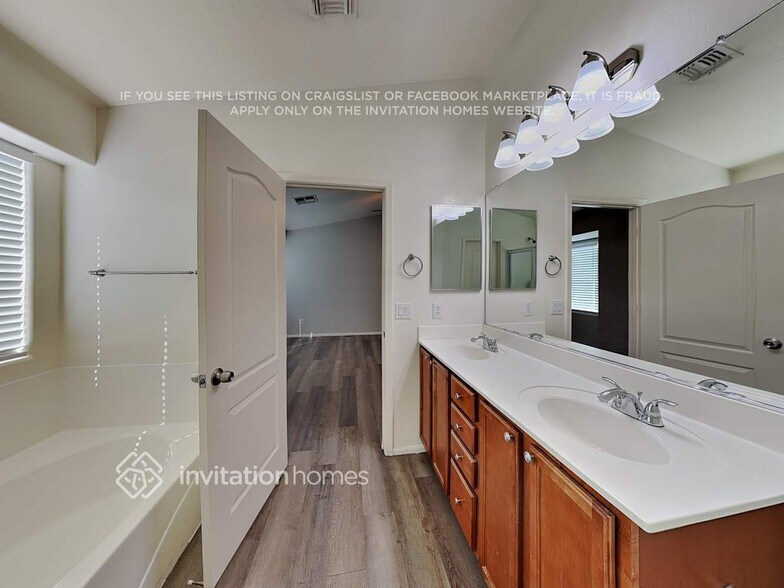 Building Photo - 7261 W Glenn Dr