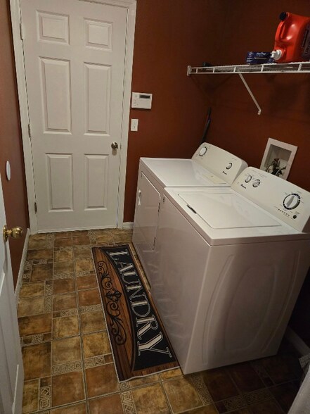 Building Photo - 672 Basingstoke Ct