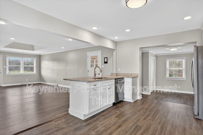 Building Photo - 8022 Linville Rd