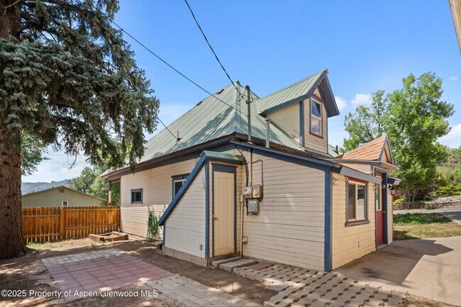 Building Photo - Charming Single Family Home in Rifle for Rent