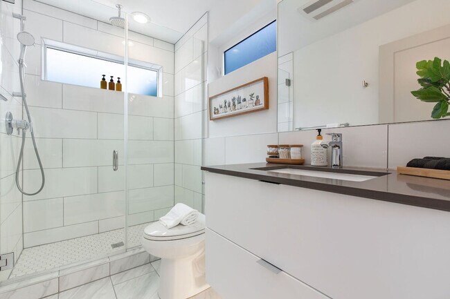 Building Photo - 628 10th Ave E