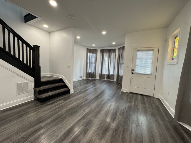 Building Photo - For Rent: Stylish 3-Bedroom Home in Hacken...