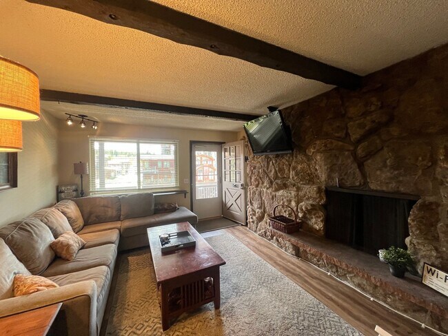 Building Photo - 225 Hi Country Dr