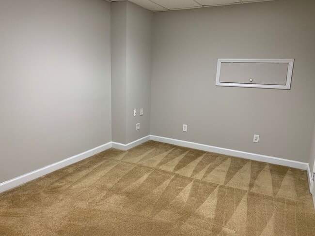 Building Photo - 5 Bed | 3.5 Bath House with Finished Basem...