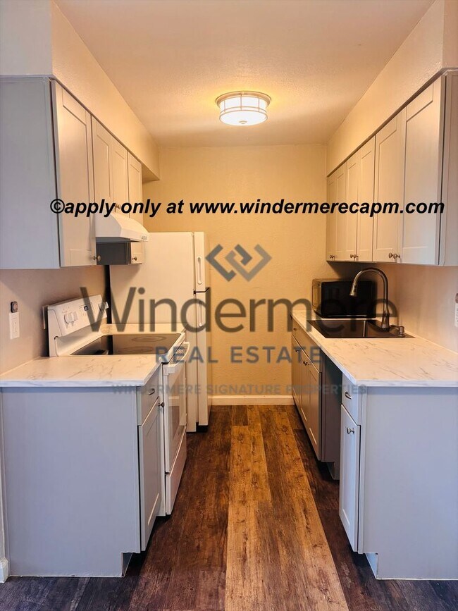 Building Photo - Modern Living at Tanglewood-Stylish First-Floor Condo!