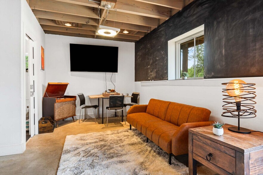 Building Photo - 9801 Mor Dr