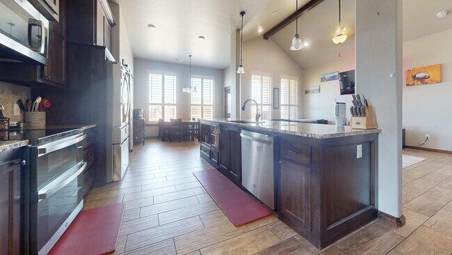 Building Photo - 373 NE Sanders Dr