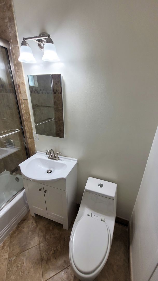 Building Photo - 3 Bed 2 Bath House Right Next To Disneyland! Available Now!