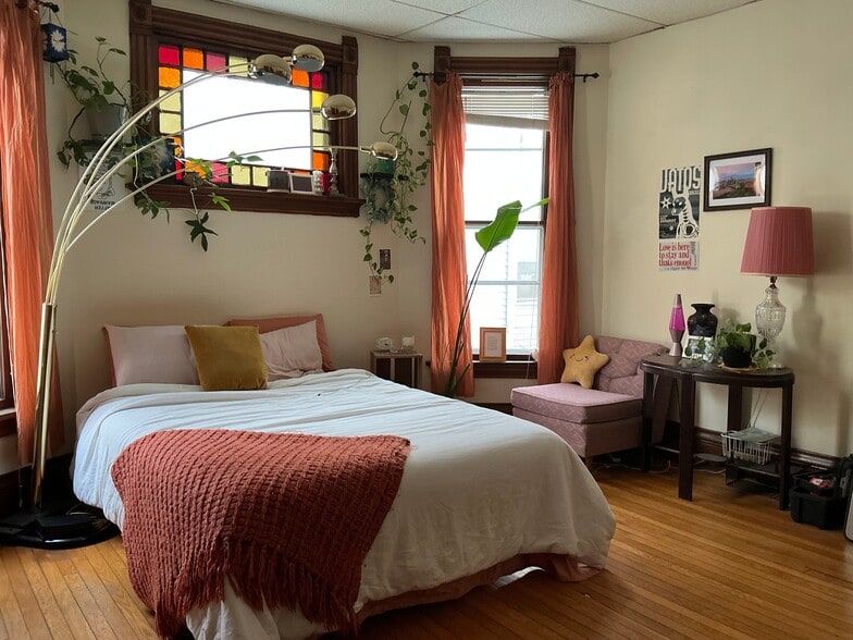 Building Photo - 1111 E Johnson St