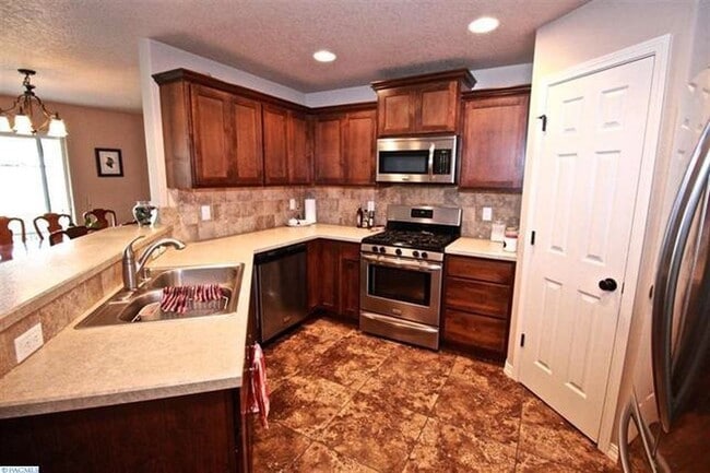 Building Photo - Spacious 3-Bedroom + Bonus Room Home for R...