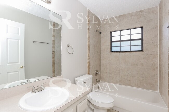 Building Photo - Feel welcome and comfortable in this charm...