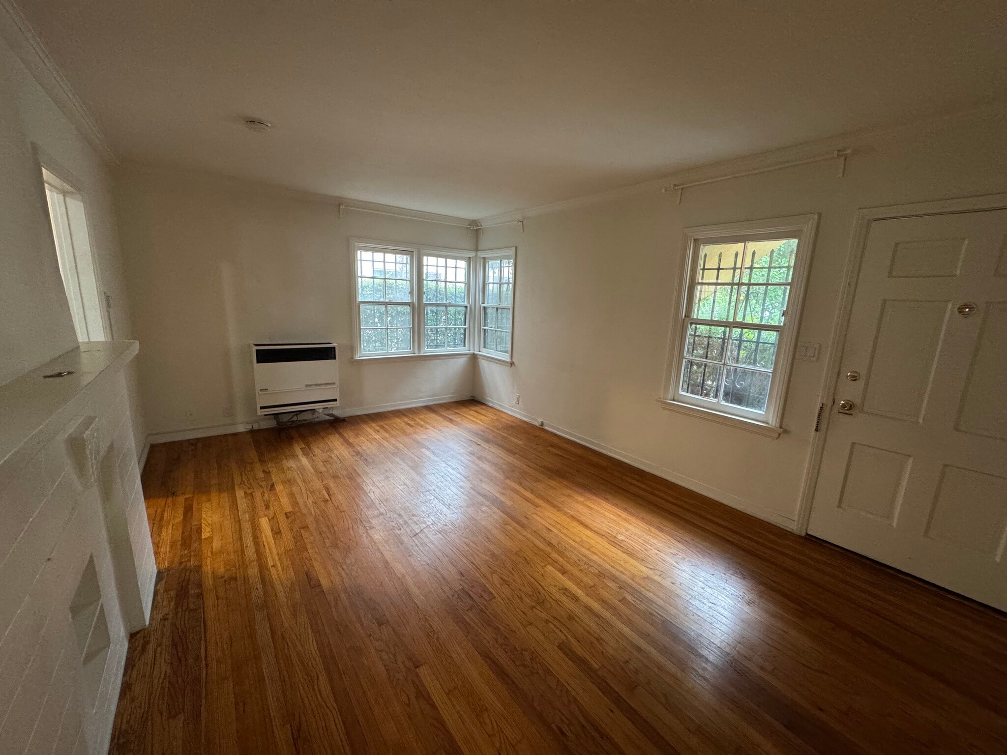 Building Photo - 5767 San Vicente Blvd