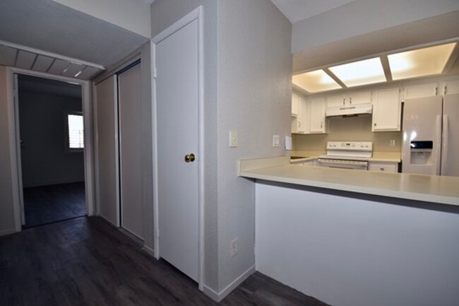 Building Photo - Charming 2-bedroom, 2-bath condo at Summer...