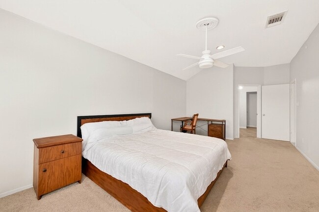 Building Photo - 15343 Meadow Village Dr