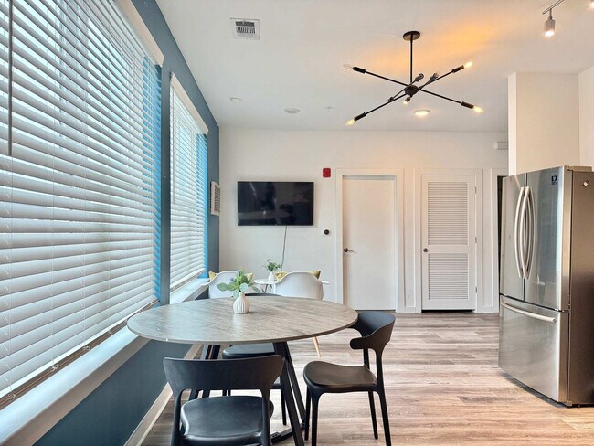 Building Photo - 542 Boulevard NE