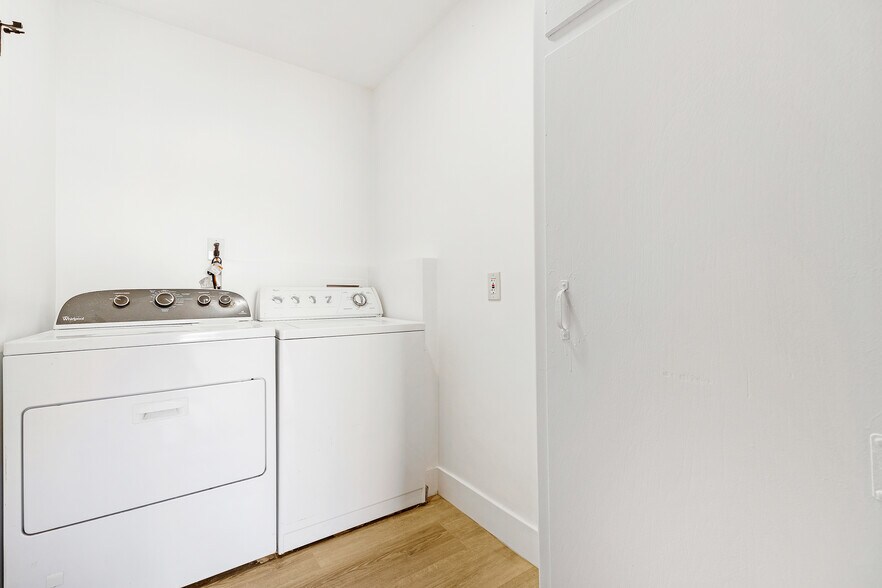 Building Photo - 205 Plymouth Dr