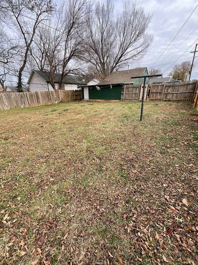 Building Photo - 2 bedroom/1 bath house for rent