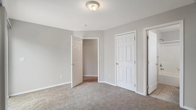 Building Photo - Selling duplex 1.2025
