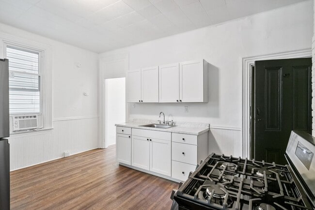 Building Photo - 2 bed 1 bath - great location, spacious, l...