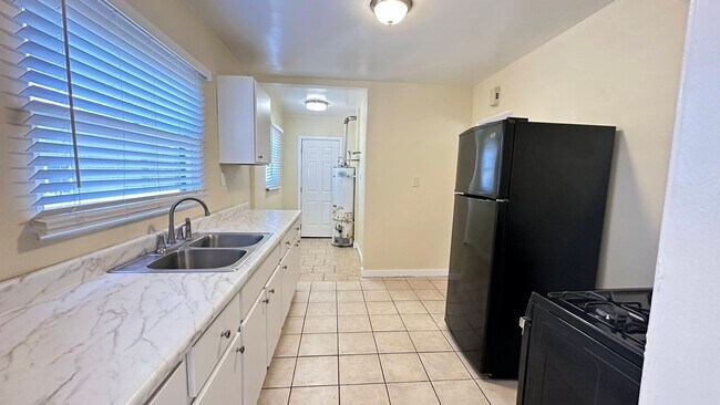 Building Photo - LARGE DOWNSTAIRS ONE BEDROOM ONE BATH!