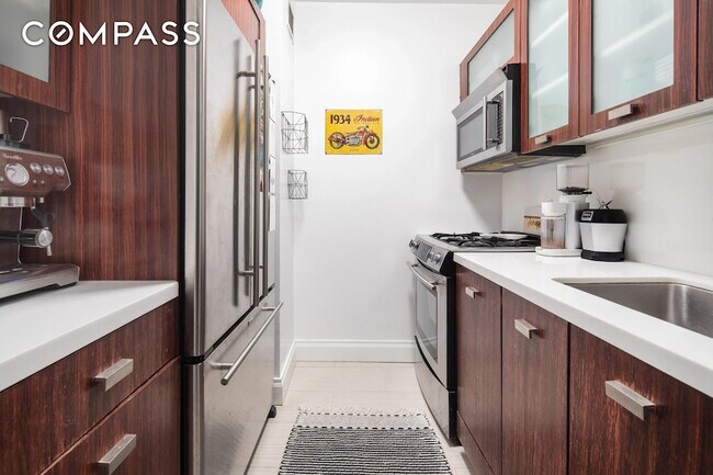 Building Photo - 212 E 47th St