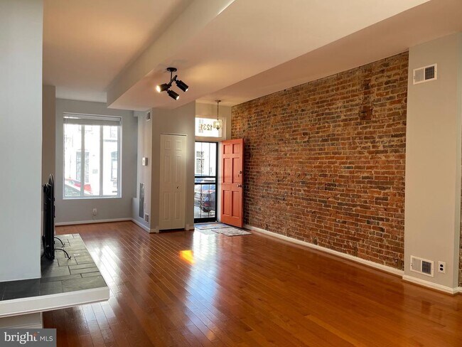 Building Photo - 1231 Linden Pl NE