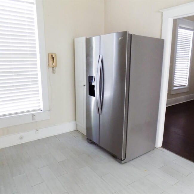 Building Photo - 404 S Lasalle St