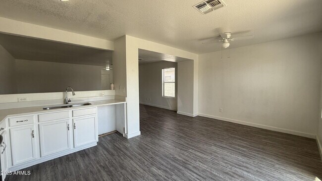 Building Photo - 679 W Jardin Dr