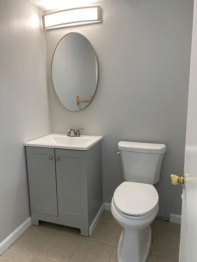 Building Photo - Avon -Townhouse 2 bedrooms 1.5 Baths