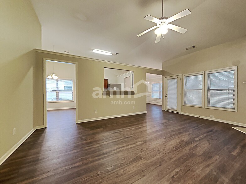 Building Photo - 2617 Woodford Ln