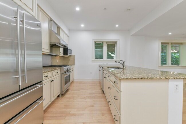 Building Photo - 201 Freeman St