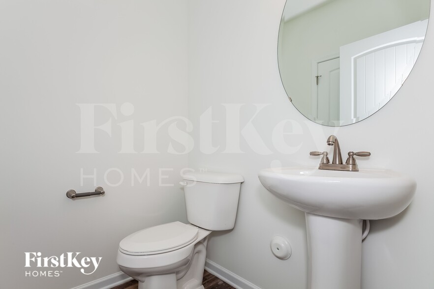 Building Photo - 5521 Begonia St