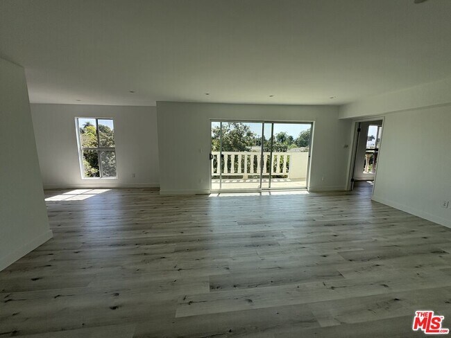 Building Photo - 605 San Vicente Blvd
