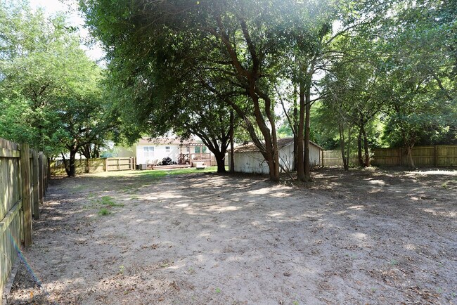 Building Photo - 1910 Lybrand St